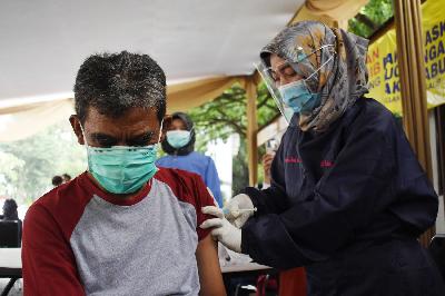 Simulasi penyuntikan vaksin Covid-19 Sinovac di Pusat kesehatan Masyarakat Balai Kota Bandung, Jawa Barat, 23 Desember 2020.  TEMPO/Prima Mulia