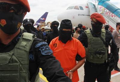 Petugas Detasemen Khusus (Densus) 88 membawa terduga teroris Arif Sunarso alias Zulkarnaen di Bandara Soekarno Hatta, Tangerang, Banten, 16 Desember 2020. ANTARA/Muhammad Iqbal