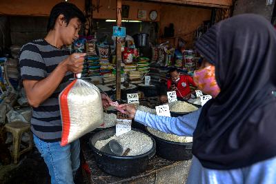 Penjualan beras eceran di Pasar Manggarai, Jakarta, 22 Desember 2020. Tempo/Tony Hartawan