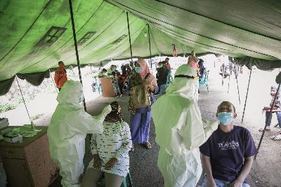 Petugas kesehatan mengambil sampel usap rapid test antigen wisatawan yang akan menuju ke Puncak di halaman Masjid Harakatul Jannah, Gadog, Kabupaten Bogor, Jawa Barat, 25 Desember 2020. TEMPO/M Taufan Rengganis