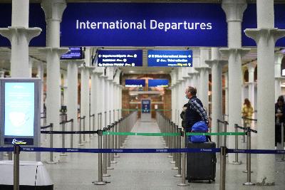 Suasana lengang terminal Eurostar di Stasiun Internasional Pancras, London, Inggris, 23 Desember 2020. REUTERS/Hannah McKay