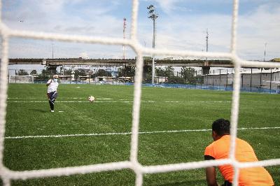 Uji coba lapangan bola Jakarta International Stadium (JIS), Jakarta, 28 Desember 2020. ANTARA/Rivan Awal Lingga