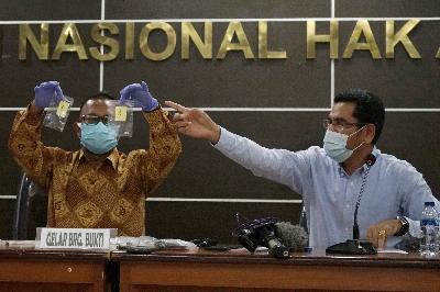Komisioner Komnas HAM Choirul Anam (kiri) dan Amiruddin, menunjukkan barang bukti hasil penyelidikan di Gedung KOMNAS HAM, Jakarta, 28 Desember 2020. TEMPO/Muhammad Hidayat