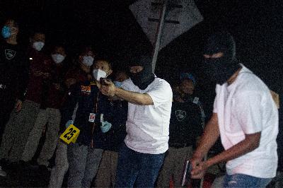 Anggota tim penyidik Bareskrim Polri memperagakan adegan saat rekonstruksi kasus penembakan enam anggota laskar Front Pembela Islam (FPI) di Karawang, Jawa Barat, 14 Desember 2020. ANTARA/M Ibnu Chazar