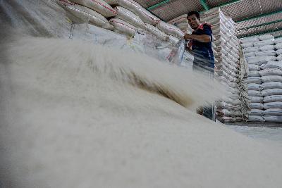 Borngkar muat beras di Pasar Induk Beras Cipinang, Jakarta, 27 Oktober 2020. Tempo/Tony Hartawan