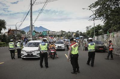 Petugas kepolisian mengatur lalu lintas menuju kawasan Puncak di Simpang Gadog, Kabupaten Bogor, Jawa Barat, 25 Desember 2020.TEMPO/M Taufan Rengganis