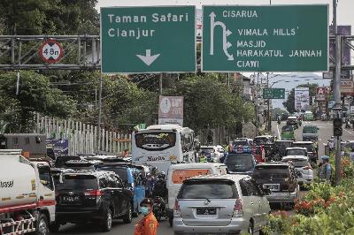 Kepadatan kendaraan menuju kawasan Puncak di Simpang Gadog, Kabupaten Bogor, Jawa Barat, 25 Desember 2020. TEMPO/M Taufan Rengganis