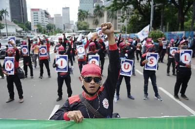 Massa yang tergabung dalam Serikat Buruh menggelar aksi menolak omnibus law di kawasan Patung Kuda, Jakarta, 16 Desember 2020. TEMPO/Muhammad Hidayat