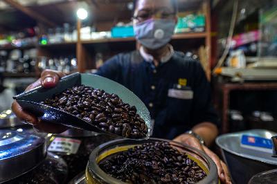 Pengemasan biji kopi di Dunia Kopi Santa, Jakarta, 23 September 2020. Tempo/Tony Hartawan
