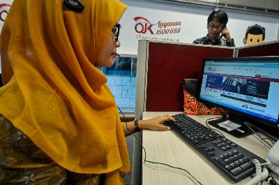 Call Center Otoritas Jasa Keuangan (OJK), Jakarta. Tempo/Tony Hartawan