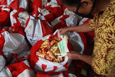 Petugas memeriksa paket bantuan sosial (bansos) untuk warga terdampak COVID-19 di kawasan Pasar Minggu, Jakarta Selatan, 28 April 2020.   TEMPO/Nita Dian