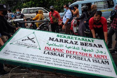 Atribut Front Pembela Islam (FPI) yang telah dicopot di Petamburan, Jakarta, 30 Desember 2020. TEMPO / Hilman Fathurrahman W