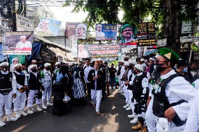 Laskar khusus Front Pembela Islam berjaga di kawasan Petamburan, Jakarta, 10 November 2020. TEMPO / Hilman Fathurrahmam W