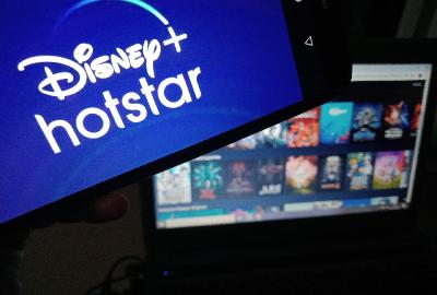 Warga mengakses aplikasi Disney+ Hotstar di Jakarta, 30 Desember 2020. Tempo/Tony Hartawan