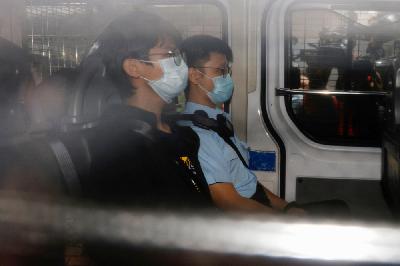 Tony Chung Hon-lam (kiri) tiba di Pengadilan Magistrat Kowloon Barat, Hong Kong, Cina, 29 Oktober lalu.