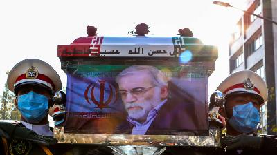 Militer Iran membawa peti mati Mohsen Fakhrizadeh dalam upacara pemakaman negara di Tehran, Iran, 30 November 2020. Reuters/Wana News Agency