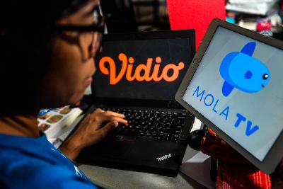 Pelanggan menikmati layanan video-on-demand loka Mola TV dan Vidio. Tempo/Tony Hartawan