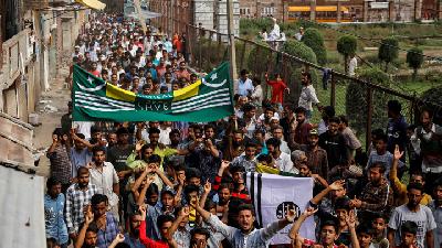 Warga Kashmir meneriakkan melakukan protes setelah pencabutan status konstitusional khusus untuk Kashmir oleh pemerintah India, di Srinagar, 11 Agustus 201/ REUTER /Danish Siddiqui 9.