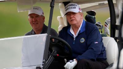 Presiden Amerika Serikat, Donald Trump bersama koleganya bermain gol di Trump National Golf Club, Virginia, Amerika Serikat, November 2020./ Reuters/Hannah Mckay