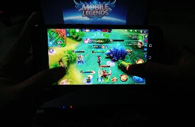 Warga memainkan game online Mobile Legend pada layar ponsel di Jakarta, 31 Desember 2020. Tempo/Bintari Rahmanita
