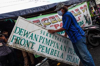 Atribut Front Pembela Islam (FPI) yang telah dicopot di Petamburan, Jakarta, 30 Desember 2020.  TEMPO/Hilman Fathurrahman W