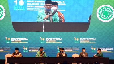 KH Miftachul Akhyar (kedua dari kiri) dan Wakil Presiden Maaruf Amin saat memberikan sambutan dalam Musyawarah Nasional X Majelis Ulama Indonesia di Jakarta, November 2020. Dokumentasi MUI