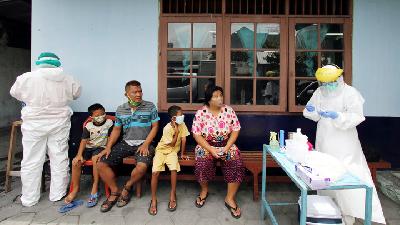 Tenaga medis melakukan wawancara dan test swab kepada warga Gandekan, Surakarta,Okotober 2020. TEMPO/Bram Selo Agung Mardika