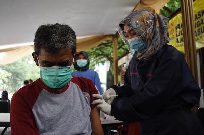 Warga mengikuti simulasi vaksin Covid-19 Sinovac di Pusat kesehatan Masyarakat Balai Kota Bandung, Jawa Barat, 23 Desember 2020. TEMPO/Prima Mulia