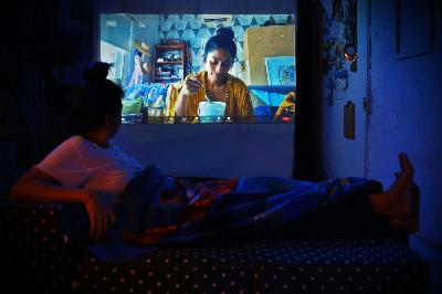 Pelanggan Bioskop Online menonton "Nougat" salah satu kisah dalam film omnibus "Quarantine Tales" di rumah, Jakarta. TEMPO/ Nita Dian