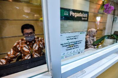 Pemberitahuan transaksi non-tunai di pelayanan Kator Pegadaian Syariah, Jakarta, 29 Juli 2020. Tempo/Tony Hartawan