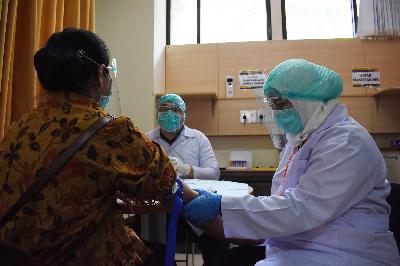 Dokter mengambil sampel darah relawan vaksin Covid-19 Sinovac saat pemeriksaan uji klinis tahap 3 di RS Pendidikan Universitas Padjadjaran, Bandung, Jawa Barat, 6 Agustus 2020. TEMPO/Prima Mulia