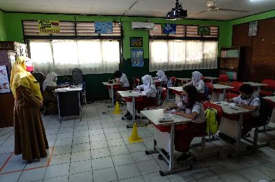 Suasana pembelajaran tatap muka di SDN 06 Pekayon Jaya, Bekasi, Jawa Barat, 3 Agustus 2020.  TEMPO/Hilman Fathurrahman W
