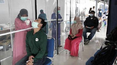 Passengers taking antigen rapid tests at the Yogyakarta Train Station, Gedong Tengen, Yogyakarta, December 22. 
Photo: Antara/Hendra Nurdiyansyah