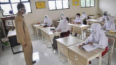 Students taking part in a classroom learning simulation at Karang Raharja State Elementary School in Cikarang, Bekasi, West Java, December 15. 
Photo: Antara/Fakhri Hermansyah