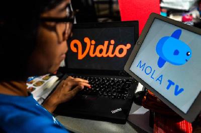 A customer using Mola TV and Vidio video-on-demand streaming services. 
Photo: Tempo/Tony Hartawan