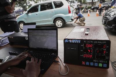 Alat pemeriksaan uji emisi gas buang kendaraan saat sosialisasi Disinsentif dan Sanksi Tindak Uji Emisi di Kawasan Tanjung Barat, Jakarta Selatan, 30 Desember 2020. TEMPO/M Taufan Rengganis