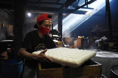 Pekerja mencetak tahu di sentra industri tahu Cibuntu, Bandung, Jawa Barat, 3 Januari 2021.   TEMPO/Prima Mulia