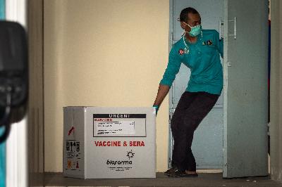 Petugas memindahkan boks berisi vaksin COVID-19 Sinovac kiriman dari Bio Farma ke tempat penyimpanan vaksin di gudang farmasi Dinas Kesehatan Provinsi Jawa Tengah, 4 Desember 2020. ANTARA/Aji Styawan