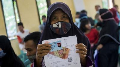 Warga Jabodetabek menunjukkan uang tunai saat penyaluran Bantuan Sosial Tunai (BST) tahap VIII, 13 November 2020.  ANTARA/Muhammad Bagus Khoirunas.