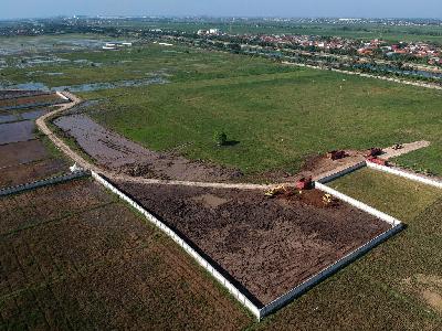 Penggarapan lahan untuk dijadikan lokasi pemakaman khusus covid-19 di Rorotan, Jakarta, 30 September 2020. TEMPO / Hilman Fathurrahman W