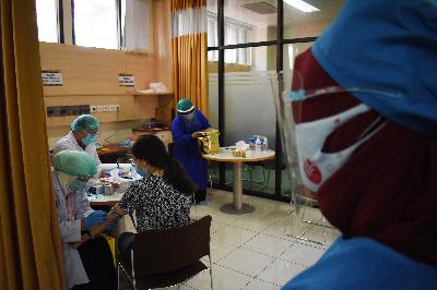 Dokter memeriksa sampel darah relawan saat pelaksanaan uji klinis vaksin Covid-19 di RS Pendidikan Universitas Padjadjaran, Bandung, Jawa Barat, 6 Juli 2020.  TEMPO/Prima Mulia