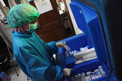 Petugas kesehatan menyimpan vaksin di kotak pendingin di Puskesmas, Bandung, Jawa Barat, 17 Desember 2020.  TEMPO/Prima Mulia