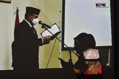 Ketua KPK Firli Bahuri, memimpin upacara pelantikan 12 orang pejabat struktural KPK di gedung Komisi Pemberantasan Korupsi, Jakarta, 22 September 2020.  TEMPO/Imam Sukamto