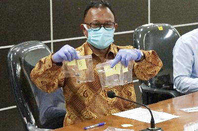 Komisioner Komnas HAM, Choirul Anam menunjukkan barang bukti hasil penyelidikan di Gedung KOMNAS HAM, Jakarta, 28 Desember 2020. TEMPO/Muhammad Hidayat