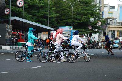 Warga bersepeda di kawasan Alun-Alun Bandung, Jawa Barat, 1 Januari 2021. TEMPO/Prima Mulia