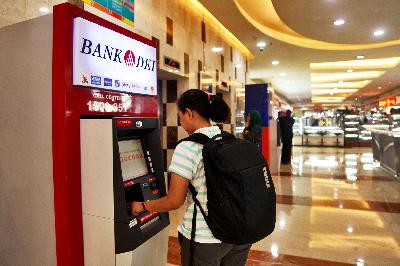 Mesin Anjungan Tunai Mandiri (ATM) Bank DKI di Blok M Square, Jakarta. TEMPO/Nita Dian