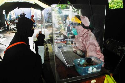 Pasien menunggu hasil swab test PCR di tenda infeksius Puskesmas Tamblong, Bandung, Jawa Barat, 7 Januari 2021. TEMPO/Prima Mulia
