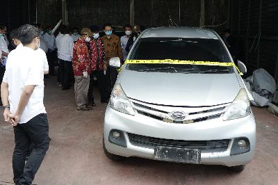Tim Komnas HAM didampingi Bareskrim Polri memeriksa barang bukti berupa mobil di Polda Metro Jaya, Jakarta, 21 Desember 2020. TEMPO/Muhammad Hidayat
