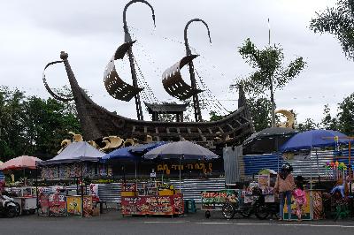 Sejumlah pedagang menggelar dagangannya di depan tempat wisata Kapal Samudra Raksa Klangon yang tutup di Kulon Progo, DI Yogyakarta, 4 Januari 2021. ANTARA/Anis Efizudin