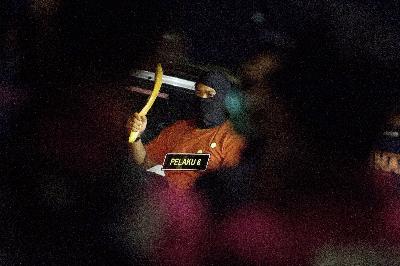 Anggota tim penyidik Bareskrim Polri memperagakan adegan saat rekonstruksi kasus penembakan enam anggota laskar Front Pembela Islam (FPI) di Karawang, Jawa Barat, 14 Desember 2020. ANTARA/M Ibnu Chazar